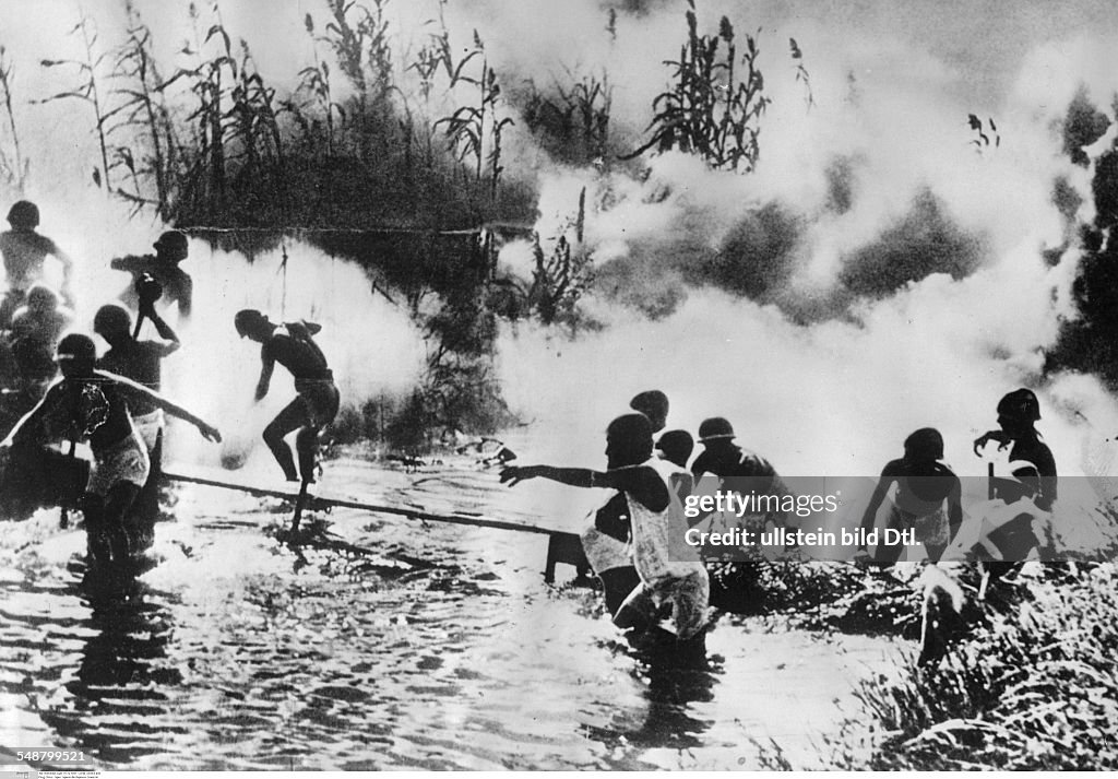 China : Second Sino-Japanese War 1937-1945 Japanese troops crossing a body of water in East China; the bushes at the back had been set on fire by retreating Chinese soldiers - December 1937 - Vintage property of ullstein bild