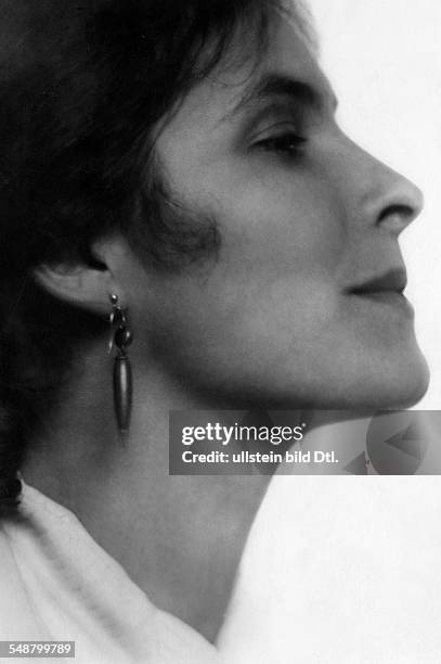 Binder, Sybille - Actress, Austria *05.01.1895-+ - Portrait, side-face - around 1929 - Photographer: Trude Fleischmann - Published by: 'Uhu' 06/1929...