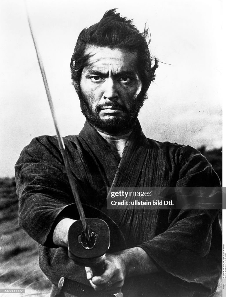 Japanese films Samurai with sword - scene from the movie 'Harakiri' (Seppuku); director: Masaki Kobayashi - 1962 - Vintage property of ullstein bild