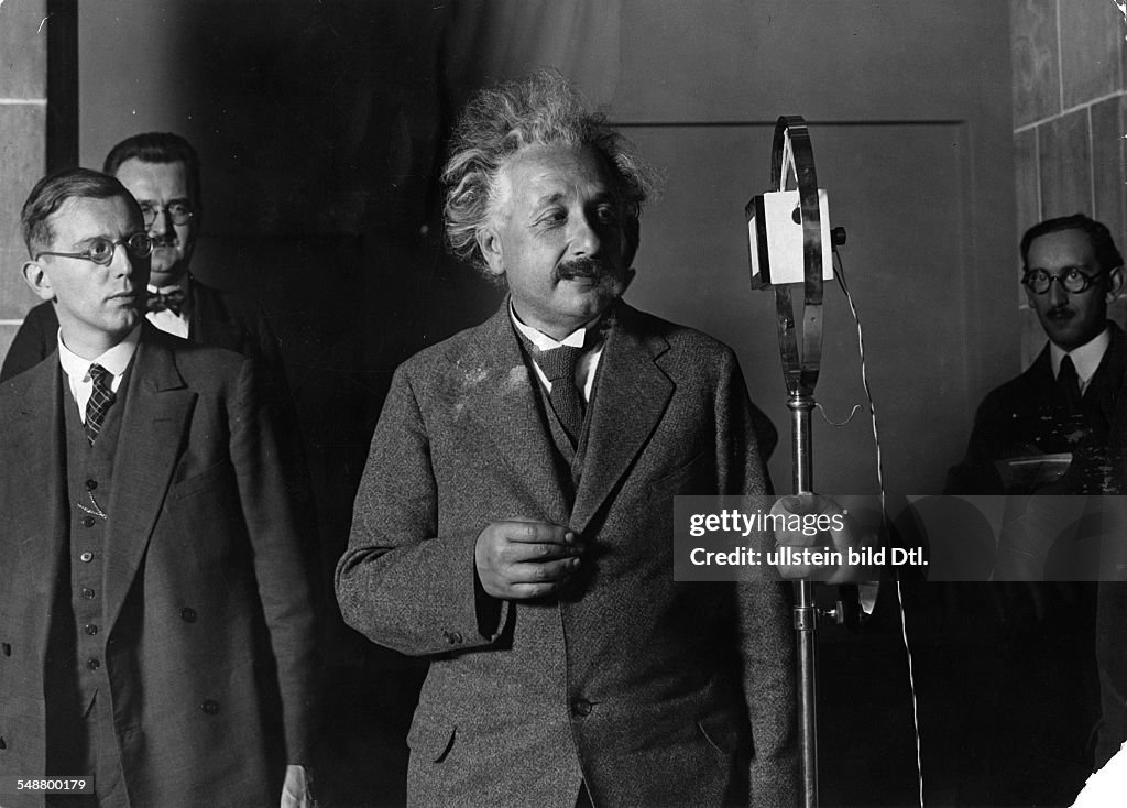 Einstein, Albert - physicist, Germany/USA *14.03.1879-18.04.1955+ - Einstein giving to the 50th Anniversary of the Invention of the electric light bulb by Thomas Edison, a congratulatory speech from Caputh near Berlin via long-distance operator Berli