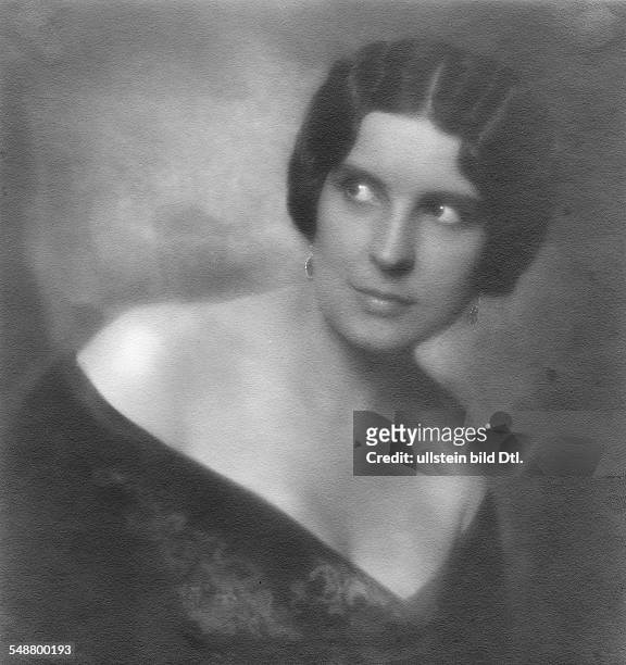 Ralph, Hanna - Actress, Germany *1885-1978+ - 1918 - Photographer: Nicola Perscheid - Published by: 'Die Dame' 01/1918 Vintage property of ullstein...