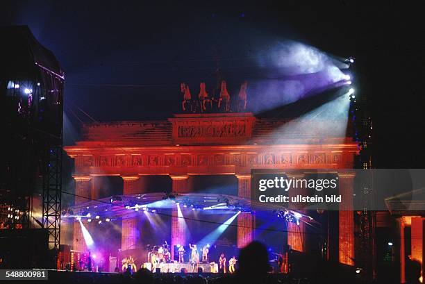 Tag der Deutschen Einheit am 3. Oktober 1994 am Brandenburger Tor. Auf der Bühne spielen die Leningrad Cowboys.