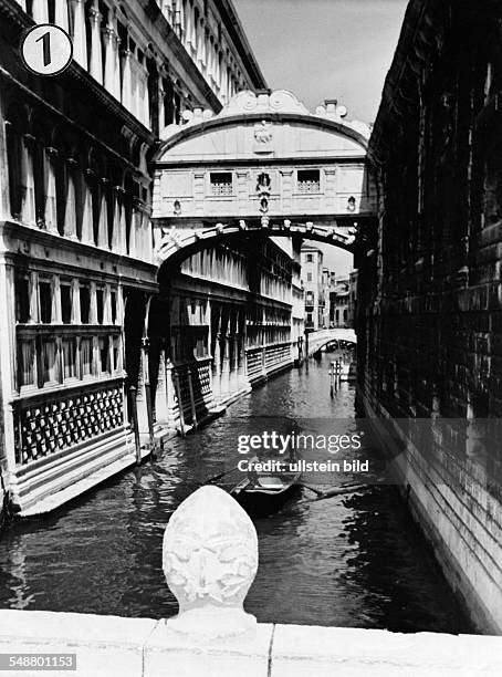 Italy Veneto Venezia Gondola under the Bridge of Sighs - ca. 1954 - Photographer: Heinz von Perckhammer Vintage property of ullstein bild