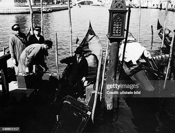 Italy Veneto Venezia A small harbour for gondolas - ca. 1954 - Photographer: Heinz von Perckhammer Vintage property of ullstein bild