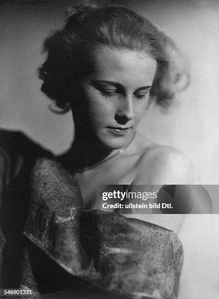 Lady J. Stolp - Portrait - around 1928 - Photographer: Otto Kurt Vogelsang - Published by: 'Uhu' 06/1928 Vintage property of ullstein bild