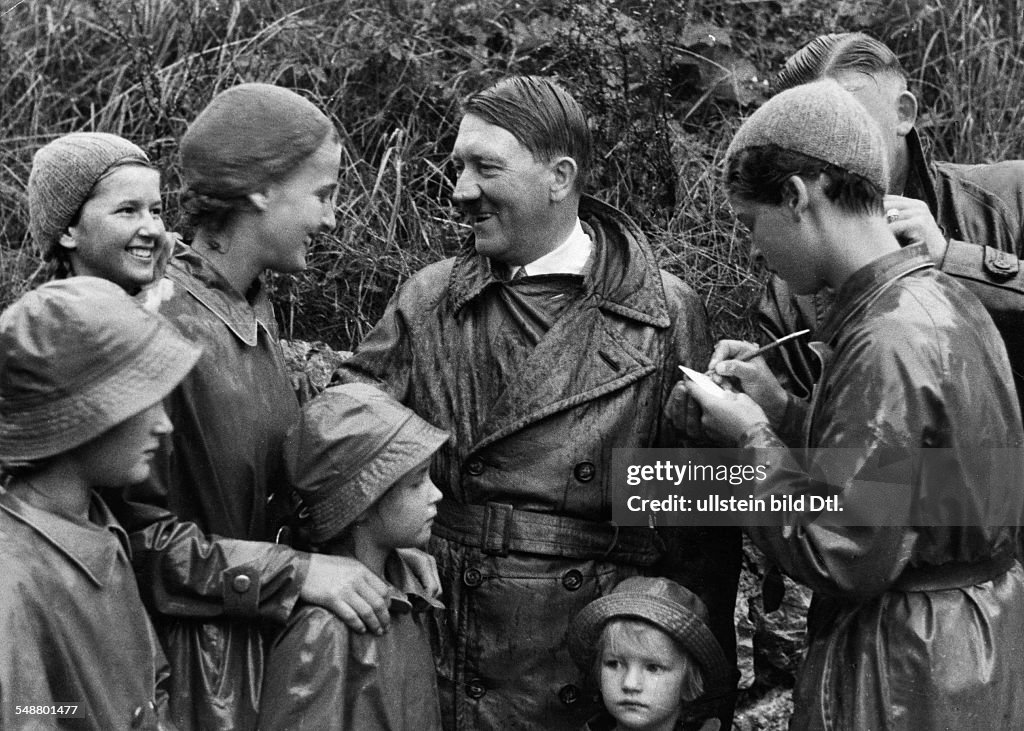 Hitler, Adolf - Politician, NSDAP, Germany *20.04.1889-30.04.1945+ - with children and adolescents during a public appearance - 1936 - Photographer: Presse-Illustrationen Heinrich Hoffmann - Published by: 'Berliner Allgemeine Zeitung' 19.04.1936 Vint
