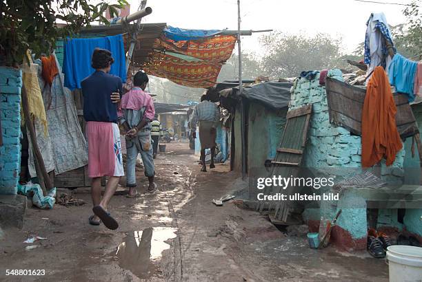 Slum-Bewohner warten auf die tägliche Wasserversorgung