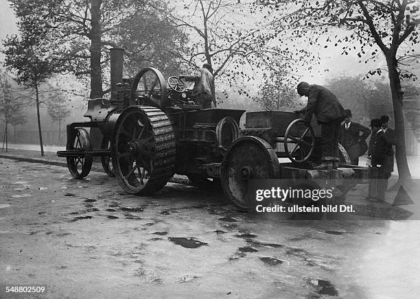 Strassenbauarbeiten mit schweren Maschinen - um 1900 Aufnahme: Busse