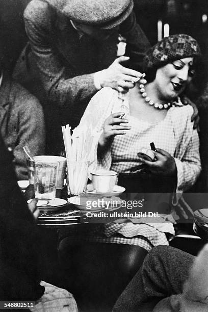 Montparnasse, Kiki de - Singer, Actress, Painter, Model, France *-+ nee Alice Prin - in the Cafe du Dome in Paris - 1929 - Published by: 'Tempo'...