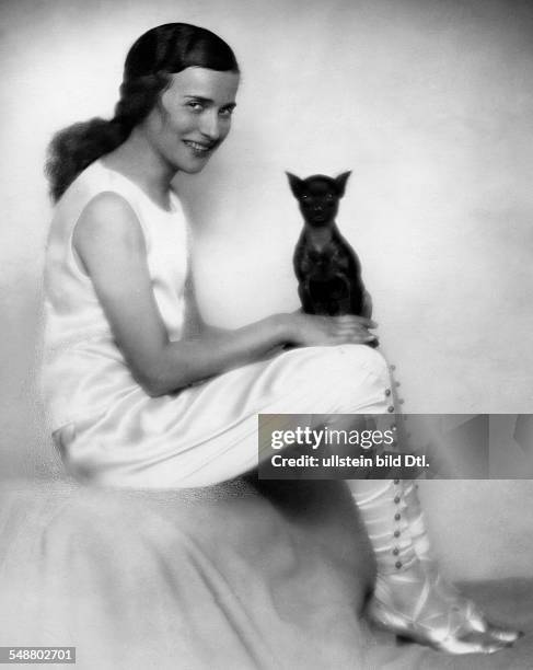 Fashion: the soubrette Irene von Palasthy wearing a silk pyjama with her dog 'Bigot' - 1928 - Photographer: Edith Barakovich - Published by: 'Die...