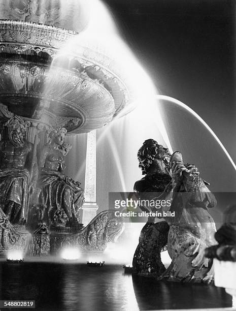 Place de la Concorde, Springbrunnen mit Figuren bei Nacht - um 1974 Aufnahme: Siegfried Lauterwasser