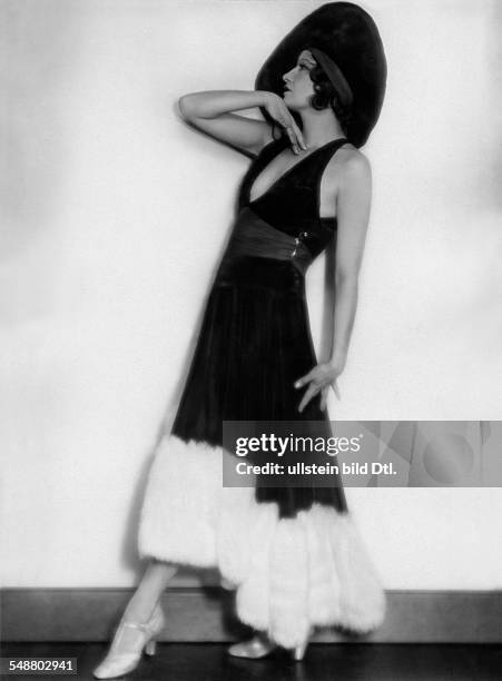 Steiner, Jenny - Dancer, Germany - full-figure portrait - in a pose, wearing an evening gown with white fur trimming and a hat - about 1930 -...