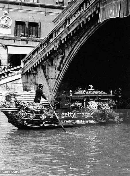 Italy Veneto Venezia Gondolieres transporting a coffin on the canal - ca. 1954 - Photographer: Heinz von Perckhammer Vintage property of ullstein bild