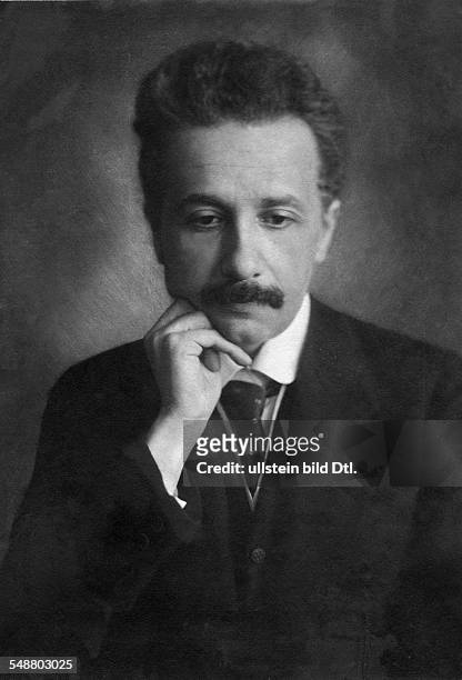 German-born theoretical physicist, Albert Einstein , circa 1919. Published in: 'Berliner Illustrierte Zeitung' 04/1921 Vintage property of ullstein...