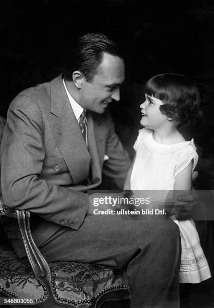 Veidt, Conrad - Actor, Germany *22.01.1893-+ - with his daughter - 1930 - Photographer: Suse Byk - Published by: 'Das Blatt der Hausfrau' 15/1934...