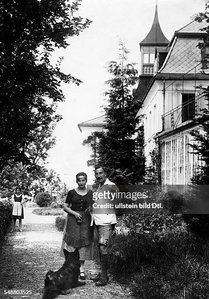 Zweig, Stefan - Writer, Austria *28.11.1881-+ - with his wife Friderike von Winternitz in front of his house, probably Kapuzinerberg 5 in Salzburg -...