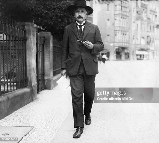 Einstein, Albert - physicist, Germany/USA *14.03.1879-+ - going for a walk in Berlin Schoneberg, Haberlandstrasse - - Published by: 'Berliner...