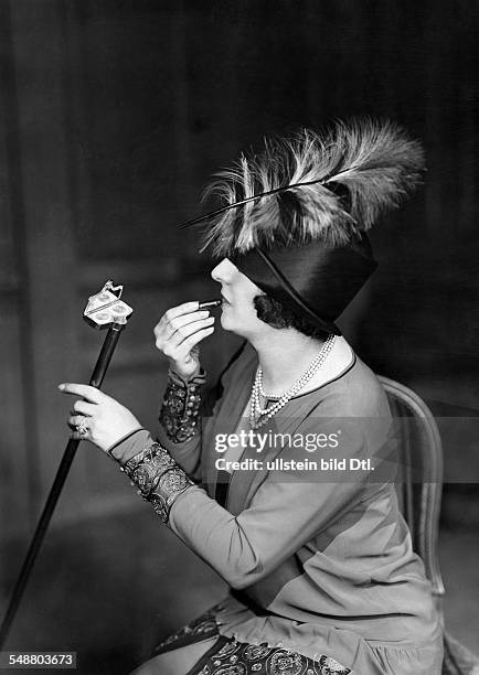 Marthe Regnier, *26.11.1880-1967+, actress, France, putting on make-up which is included in her walking-stick handle, date unknown, around 1925,...