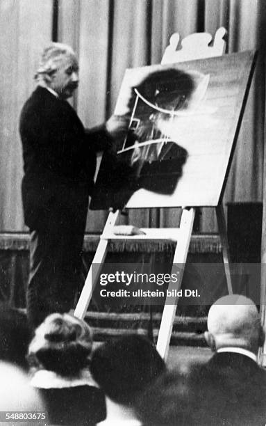 Einstein, Albert - physicist, Germany/USA *14.03.1879-+ - during a lecture - - Published by: 'B.Z.' Vintage property of ullstein bild