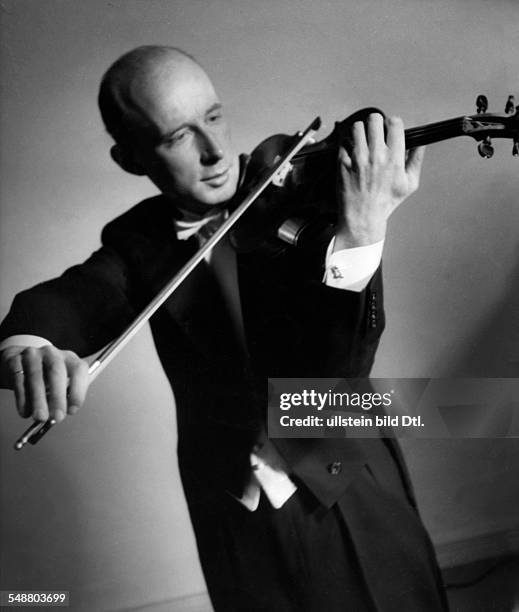 Kulenkampff, Georg - Musican, Violinist, Germany *23.01.1898-+ - Portrait, playing his violin - 1940 - Photographer: Hedda Walther - Published by:...