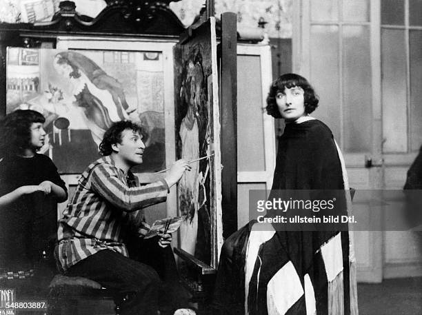 At the easel in his atelier in Paris, painting his wife Bella. Behind him his daughter Ida - ca. 1927 - Photographer: Bonney - Published by:...
