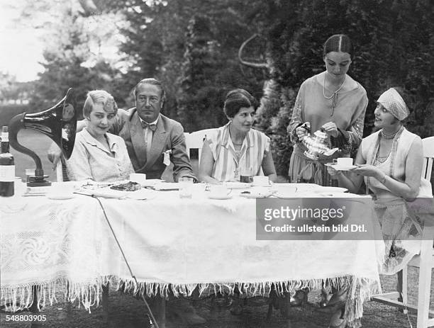 Coffee table with Baron Hans von Bleichroeder in Heringsdorf, the guests are listening to the radio together, from left: the wife of the singer...