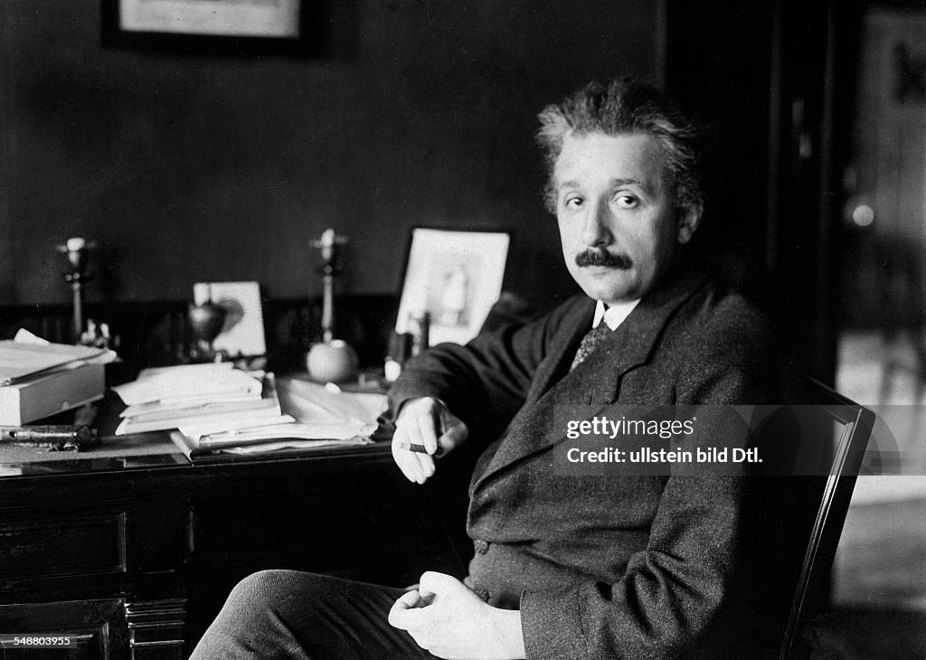 Einstein, Albert - Physicist, Germany/USA *14.03.1879-18.04.1955+ - at his desk - 01.01.1929 - Vintage property of ullstein bild