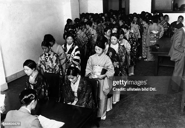Japan Honshu Tokyo: Unemployed typists and saleswomen queueing up at the job center in Tokyo - undated, probably 1931 - Published by: 'Sieben Tage'...
