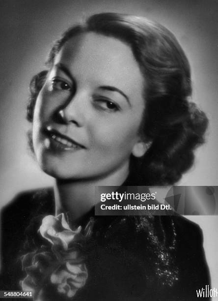 Waldmüller, Lizzi - Actress, Singer, Austria - *25.05..1945+ - portrait - undated, about 1937 - Photographer: Charlotte Willott - Vintage property of...