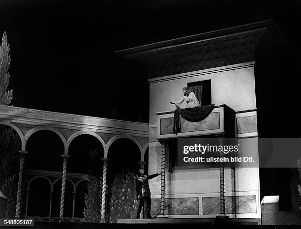 Cetobari, Maria - Singer, Romania *10.02..1949+ - as Julia in the balkony scene with Erich Witte as Romeo in the opera ' Romeo und Julia ' by...