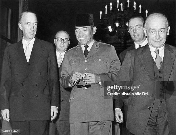 Achmed Sukarno *1901-1970+ Politiker, Indonesien 1949-67 Staatspräsident - Staatsbesuch in der Bundesrepublik Deutschland, Juni 1956: Bei der...