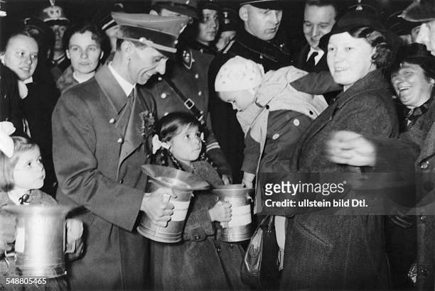 Goebbels, Joseph - Politician, NSDAP, Germany *29.10.1897-+ - is collecting a donation from a little girl at the 'National Day of Solidarity' in...