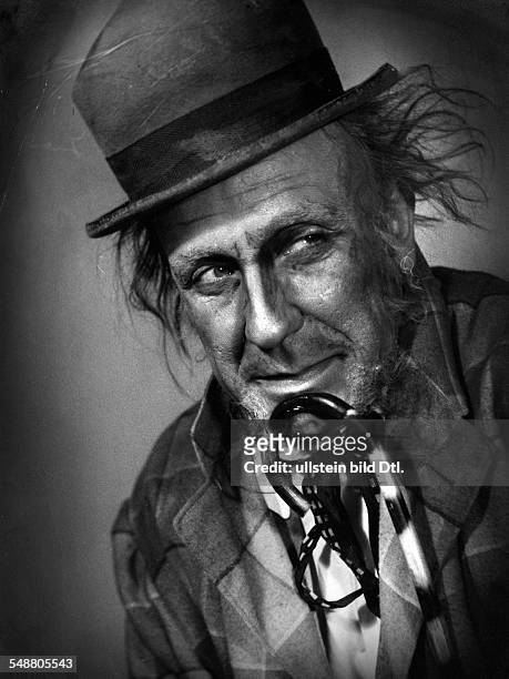 Hasse, Otto Eduard - Actor, Germany *11.07..1978+ - as Schigolch in the play ' Lulu ' by Frank Wedekind - Photographer: Charlotte Willott - Published...
