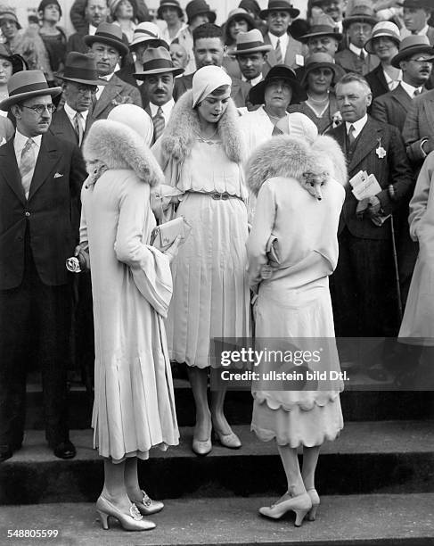 Fashion Race Day in Berlin: models are presenting new designs by Becker - undated - Photographer: Zander & Labisch - Published by: 'Berliner...