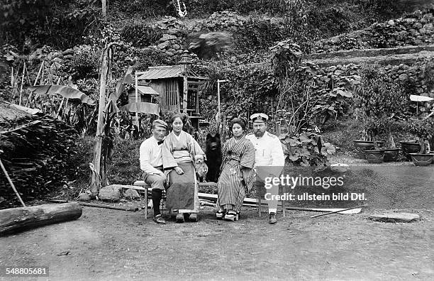 Japan : Crew of the SMS Gefion of the German Imperial Navy and Japanese courtesans during a trip in Moji near Nagasaki - 1899 - Photographer: Regine...