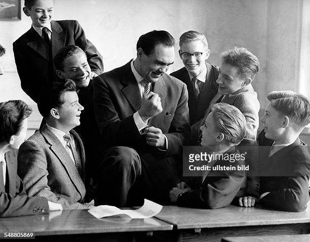 Schmeling, Max - Sportsman, Boxer, Businessman, Germany *28.09..2005+ - in conversation with pupils in the classroom - 1957 - Photographer: Jochen...