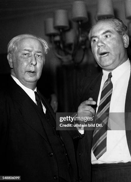 Heuss, Theodor *31.01.1884-+ Politician, FDP, Deutschland Federal President 1949-1959 - with Franz Neumann - Photographer: Charlotte Willott -...