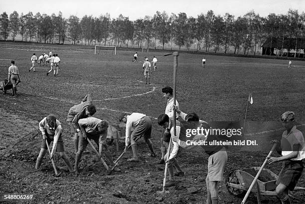 Germany : pupils of a South German school building a sports field Fotografie: Kurt Huebschmann - um 1933 - 1933 - Photographer: Kurt Huebschmann -...