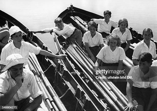 Germany : pupils of a South German school during the row training on a lake - 1933 - Photographer: Kurt Huebschmann - Published by: 'Berliner...