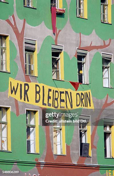 Deutschland; Berlin - Kreuzberg: besetztes Haus mit bunter Fassade und der Aufschrift WIR BLEIBEN DRIN in der Waldemarstrasse 81 1980er Jahre