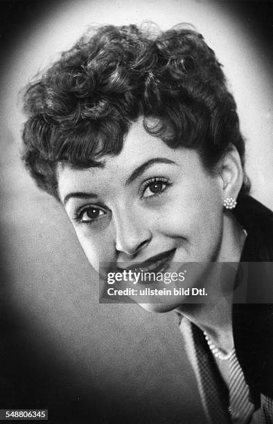 Staal, Herta *- Actress, Singer, Austria - portrait - 1954 - photographer: Charlotte Willott - Published by: 'B.Z.' - Vintage property of ullstein...