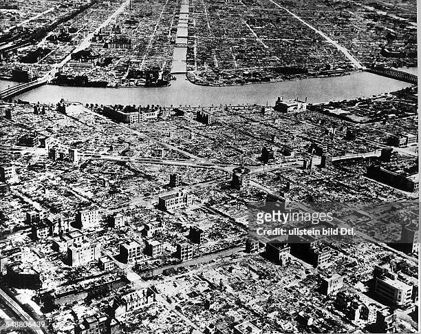 Japan : World War II View of the destroyed industrial area along the Sumida river in Tokyo after the US air raid in March 1945 - Vintage property of...