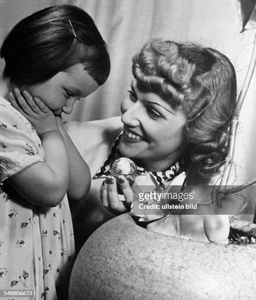 Weissner, Hilde - Actress, Germany *-+ - with his daughter Viola at Easter - Photographer: Rosemarie Clausen - Published by: 'Berliner Illustrirte...