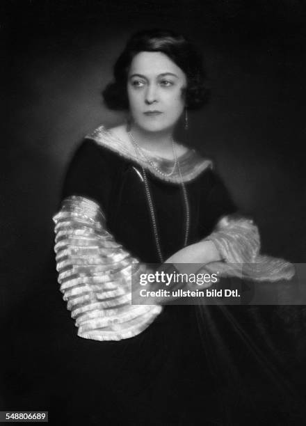Mrs. Balazs - Portrait in an evening dress with frilly sleeves - 1923 - Photographer: Atelier Balasz - Published by: 'Die Dame' 02/1923/24 Vintage...