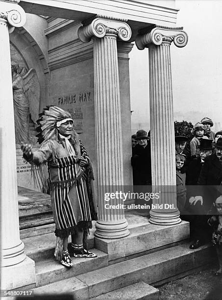 Karl-May-Museum in Dresden Radebeul: Der Sioux-Haeuptling Susetscha Tanka bei einer indianischen Huldigungsfeier am Grabe Karl Mays auf dem Friedhof...