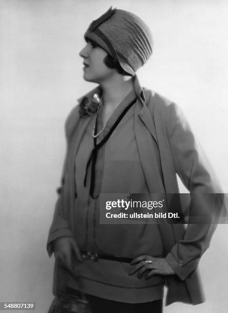 Gretl Schubert - Actress - in a ladies' suit with a hat - undated, about 1927 - Photographer: Atelier Balasz - Published by: 'Die Dame' 10/1927...