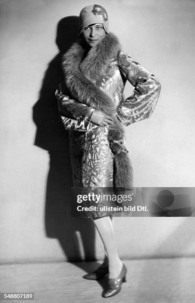 Kaethe Sachs - full-figure portrait, in a brocade coat with fox collar - undated, about 1927 - Photographer: Atelier Balasz - Published by: 'Die...