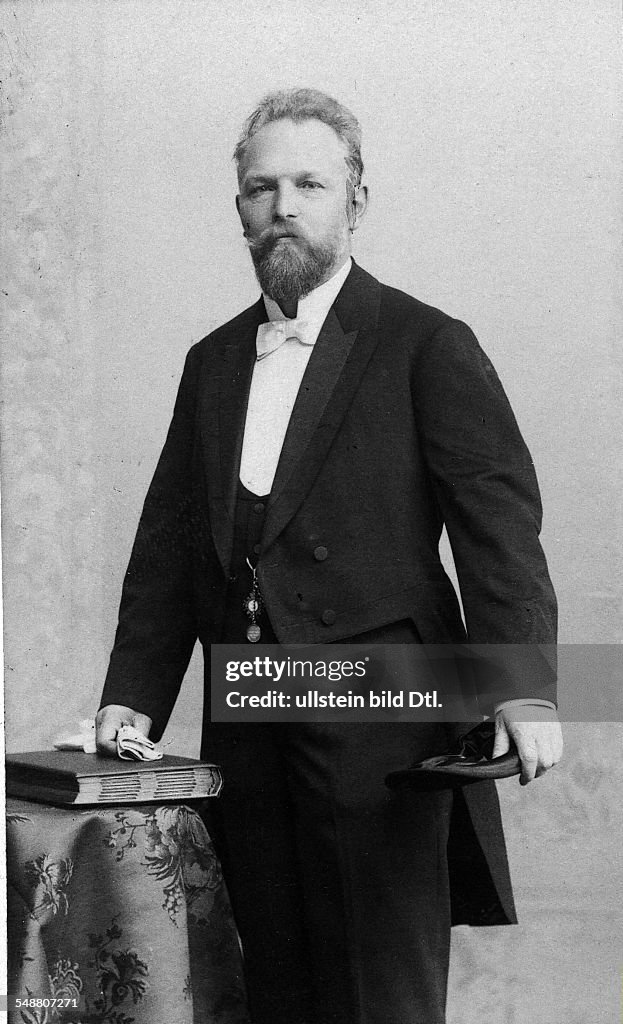 Freese, Heinrich - Manufactorer, Germany *23.05.1853-29.09.1944+ Portrait with tailcoat and folded topper - undated Vintage property of ullstein bild