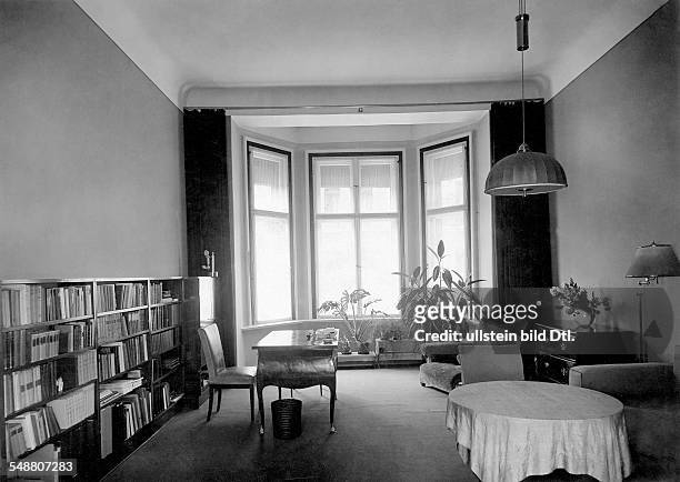 German Empire, modern living room with simple furniture and book shelves - Photographer: Marianne Breslauer - Published in: Hausfrau 4/1931/1932...