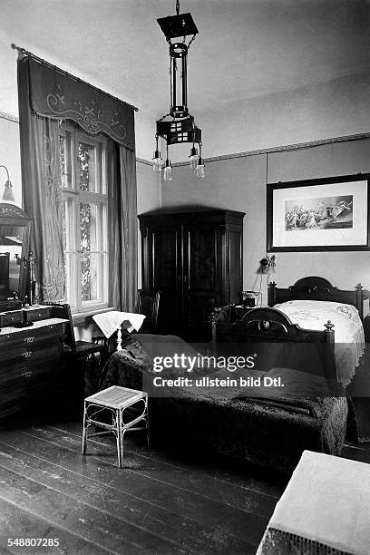 German Empire, old fashioned bedroom with 19th century furniture, beds - Photographer: Marianne Breslauer - Published in: Hausfrau 4/1931/1932...